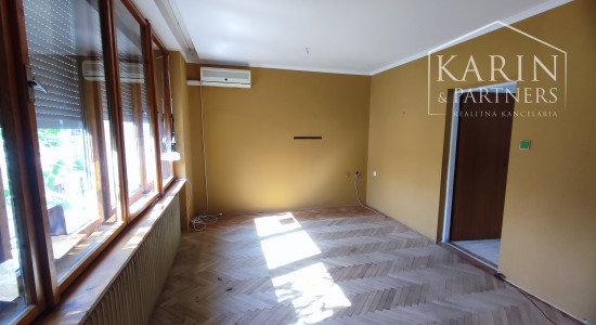 Znížená cena: Veľký poschodový rodinný dom s dvomi garážami, v oblúbenej pokojnej lukratívnej lokalite, Nové Zámky