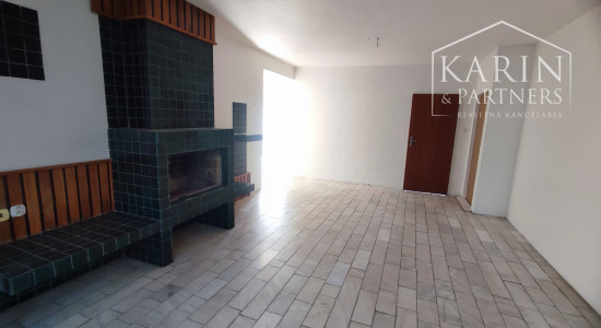 Znížená cena: Veľký poschodový rodinný dom s dvomi garážami, v oblúbenej pokojnej lukratívnej lokalite, Nové Zámky