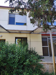 Znížená cena: Veľký poschodový rodinný dom s dvomi garážami, v oblúbenej pokojnej lukratívnej lokalite, Nové Zámky