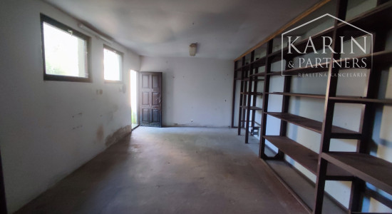 Znížená cena: Veľký poschodový rodinný dom s dvomi garážami, v oblúbenej pokojnej lukratívnej lokalite, Nové Zámky