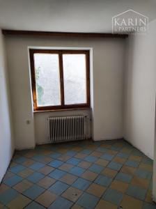 Znížená cena: Veľký poschodový rodinný dom s dvomi garážami, v oblúbenej pokojnej lukratívnej lokalite, Nové Zámky