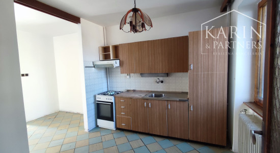 Znížená cena: Veľký poschodový rodinný dom s dvomi garážami, v oblúbenej pokojnej lukratívnej lokalite, Nové Zámky