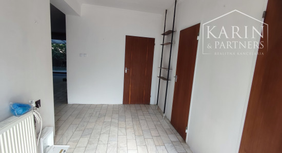 Znížená cena: Veľký poschodový rodinný dom s dvomi garážami, v oblúbenej pokojnej lukratívnej lokalite, Nové Zámky