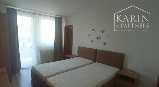 Na prenájom: 3 izbový moderný byt s 2-mi balkónmi, v Nových Zámkoch
