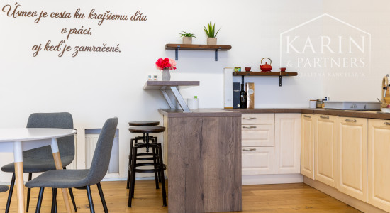 OBCHODNO-SKLADOVÉ PRIESTORY S KANCELÁRIOU A  S NÁKLADNOU PLOŠINOU