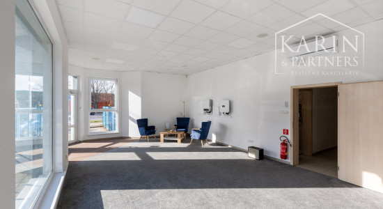 OBCHODNO-SKLADOVÉ PRIESTORY S KANCELÁRIOU A  S NÁKLADNOU PLOŠINOU