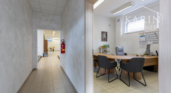 OBCHODNO-SKLADOVÉ PRIESTORY S KANCELÁRIOU A  S NÁKLADNOU PLOŠINOU