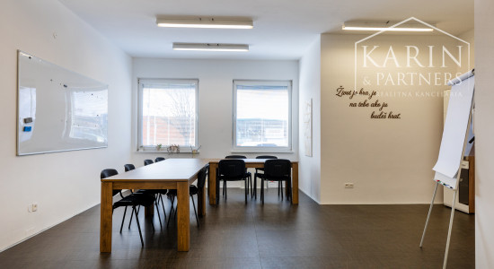 OBCHODNO-SKLADOVÉ PRIESTORY S KANCELÁRIOU A  S NÁKLADNOU PLOŠINOU