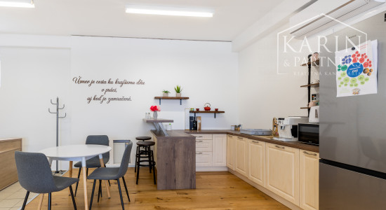 OBCHODNO-SKLADOVÉ PRIESTORY S KANCELÁRIOU A  S NÁKLADNOU PLOŠINOU