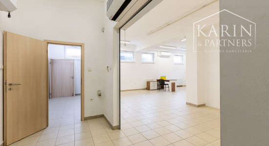 OBCHODNO-SKLADOVÉ PRIESTORY S KANCELÁRIOU A  S NÁKLADNOU PLOŠINOU