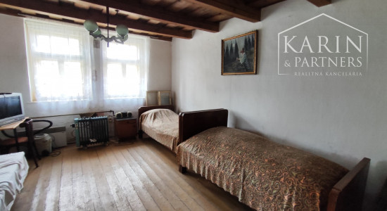 Rodinný dom s veľkým pozemkom, v obci Černík