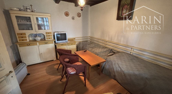 Rodinný dom s veľkým pozemkom, v obci Černík