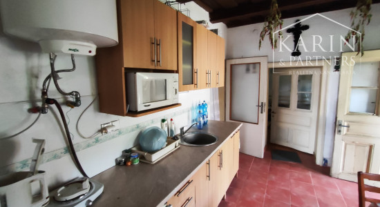 Rodinný dom s veľkým pozemkom, v obci Černík