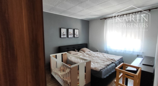 Rezervované: EXKLUZÍVNE iba U Nás: 3-izbový kompletne prerobený byt s balkónom, pozemkom a výbornou atmosférou v Tvrdošovciach