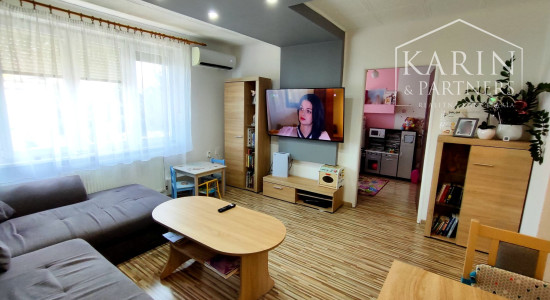 Rezervované: EXKLUZÍVNE iba U Nás: 3-izbový kompletne prerobený byt s balkónom, pozemkom a výbornou atmosférou v Tvrdošovciach