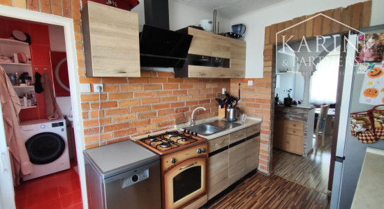 Rezervované: EXKLUZÍVNE iba U Nás: 3-izbový kompletne prerobený byt s balkónom, pozemkom a výbornou atmosférou v Tvrdošovciach