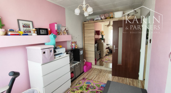 Rezervované: EXKLUZÍVNE iba U Nás: 3-izbový kompletne prerobený byt s balkónom, pozemkom a výbornou atmosférou v Tvrdošovciach