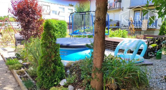 Rezervované: EXKLUZÍVNE iba U Nás: 3-izbový kompletne prerobený byt s balkónom, pozemkom a výbornou atmosférou v Tvrdošovciach