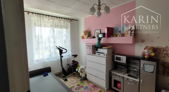 Rezervované: EXKLUZÍVNE iba U Nás: 3-izbový kompletne prerobený byt s balkónom, pozemkom a výbornou atmosférou v Tvrdošovciach