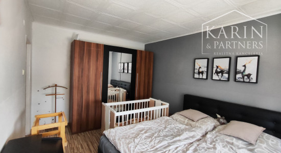 Rezervované: EXKLUZÍVNE iba U Nás: 3-izbový kompletne prerobený byt s balkónom, pozemkom a výbornou atmosférou v Tvrdošovciach