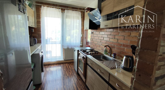 Rezervované: EXKLUZÍVNE iba U Nás: 3-izbový kompletne prerobený byt s balkónom, pozemkom a výbornou atmosférou v Tvrdošovciach