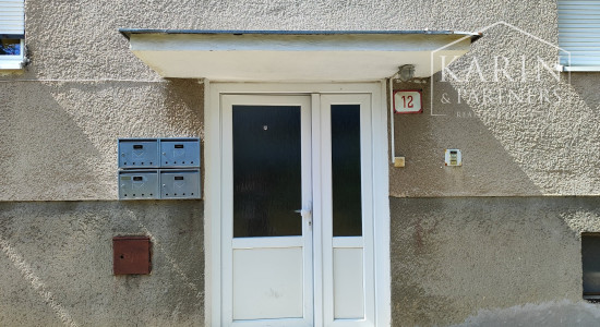 Rezervované: EXKLUZÍVNE iba U Nás: 3-izbový kompletne prerobený byt s balkónom, pozemkom a výbornou atmosférou v Tvrdošovciach