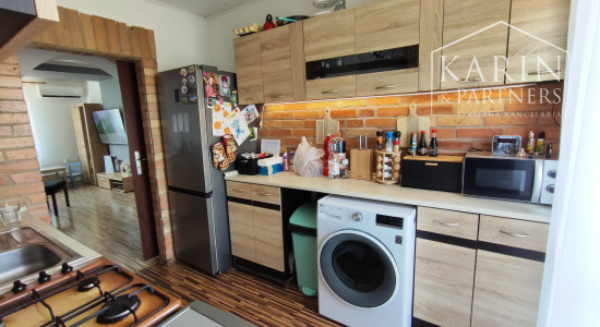 Rezervované: EXKLUZÍVNE iba U Nás: 3-izbový kompletne prerobený byt s balkónom, pozemkom a výbornou atmosférou v Tvrdošovciach