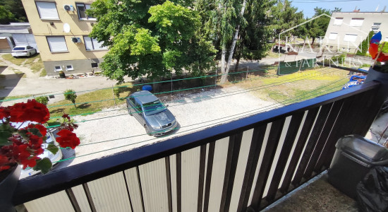 Rezervované: EXKLUZÍVNE iba U Nás: 3-izbový kompletne prerobený byt s balkónom, pozemkom a výbornou atmosférou v Tvrdošovciach