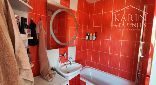 Rezervované: EXKLUZÍVNE iba U Nás: 3-izbový kompletne prerobený byt s balkónom, pozemkom a výbornou atmosférou v Tvrdošovciach