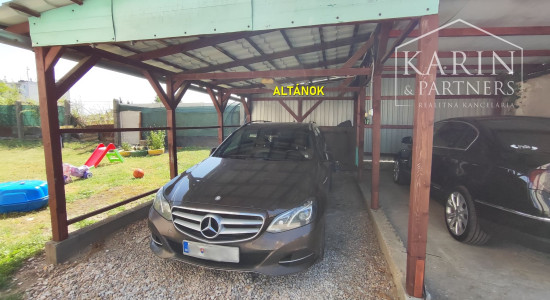 Rezervované: EXKLUZÍVNE iba U Nás: 3-izbový kompletne prerobený byt s balkónom, pozemkom a výbornou atmosférou v Tvrdošovciach