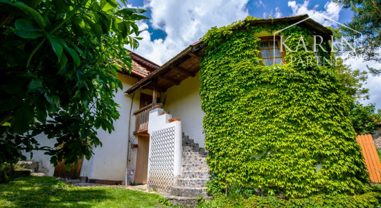 Pokojná chalupa s dušou v Štiavnických vrchoch – Jabloňovce.