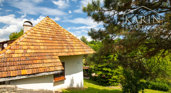 Pokojná chalupa s dušou v Štiavnických vrchoch – Jabloňovce.
