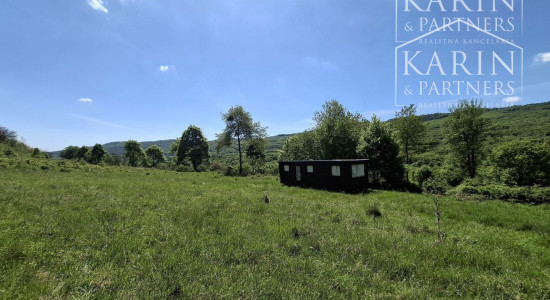 Slnečný rekreačný pozemok 5140 m2 s mobilným domom obklopený krásnou prírodou Horný Tisovník