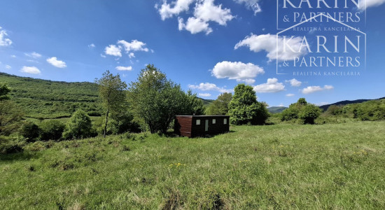 Slnečný rekreačný pozemok 5140 m2 s mobilným domom obklopený krásnou prírodou Horný Tisovník