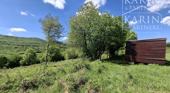 Slnečný rekreačný pozemok 5140 m2 s mobilným domom obklopený krásnou prírodou Horný Tisovník