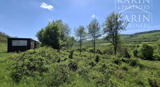 Slnečný rekreačný pozemok 5140 m2 s mobilným domom obklopený krásnou prírodou Horný Tisovník