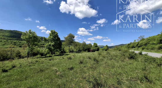 Slnečný rekreačný pozemok 5140 m2 s mobilným domom obklopený krásnou prírodou Horný Tisovník