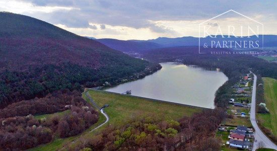 Pozemok pri vode pod Malými Karpatmi, Horné Orešany.