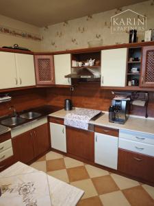 Výhodná ponuka: Na predaj – Priestranný 4-izbový byt po rekonštrukcii so špajzou a balkónom na sídlisku JUH – Nové Zámky