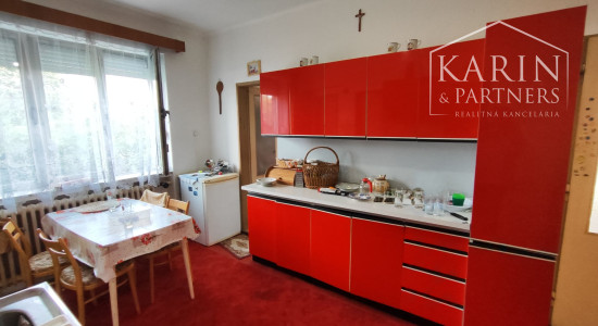 Na predaj priestranný rodinný dom s veľkým pozemkom a možnosťou ďalšej výstavby – ideálne miesto na bývanie aj investíciu