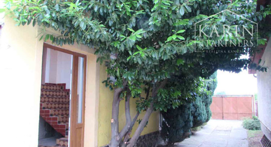 Priestranný 7 izb. rodinný dom - 6 km od Nových Zámkov