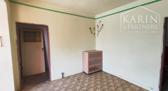 Priestranný 7 izb. rodinný dom - 6 km od Nových Zámkov