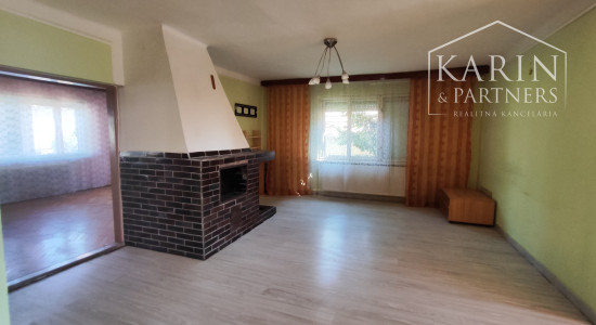 Priestranný 7 izb. rodinný dom - 6 km od Nových Zámkov