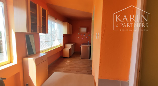 Priestranný 7 izb. rodinný dom - 6 km od Nových Zámkov