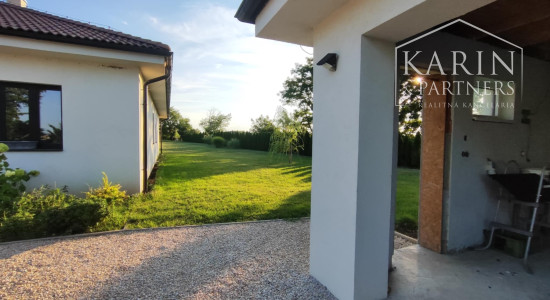 Na predaj exkluzívny rodinný dom - luxusná novostavba s veľkým pozemkom v blízkom okolí Nových Zámkov - Rezervované