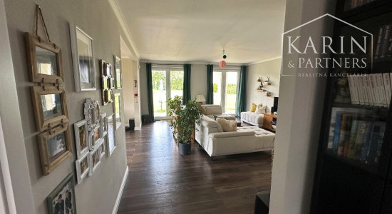 Na predaj exkluzívny rodinný dom - luxusná novostavba s veľkým pozemkom v blízkom okolí Nových Zámkov - Rezervované