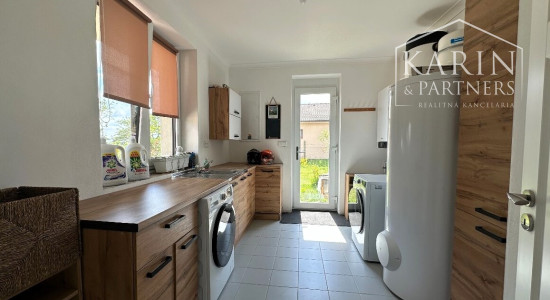 Na predaj exkluzívny rodinný dom - luxusná novostavba s veľkým pozemkom v blízkom okolí Nových Zámkov - Rezervované