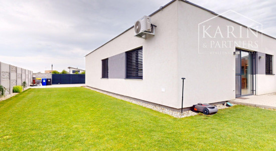 REZERVOVANÉ 4-izbový bungalov s bazénom | altánok | klimatizácia | krb