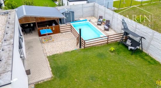 REZERVOVANÉ 4-izbový bungalov s bazénom | altánok | klimatizácia | krb