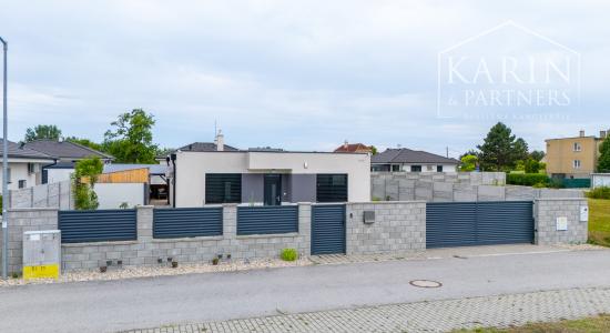 REZERVOVANÉ 4-izbový bungalov s bazénom | altánok | klimatizácia | krb